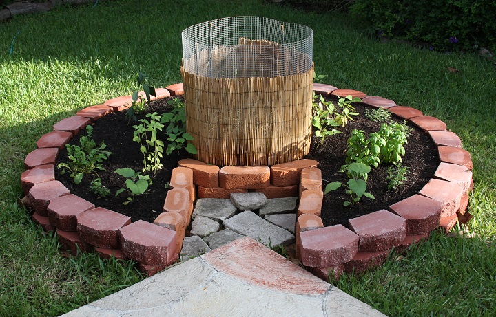 Keyhole Garden: How To Build One and 30+ Inspirational Ideas For Your